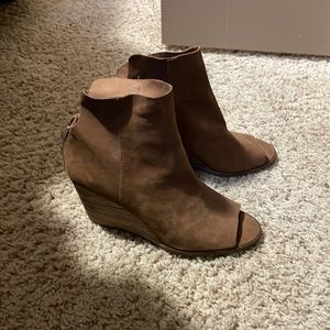 Brand new Lucky Brand tan boot